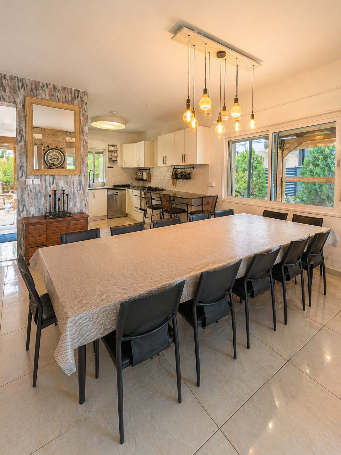 Dining table and kitchen at Villa Neve Midbar